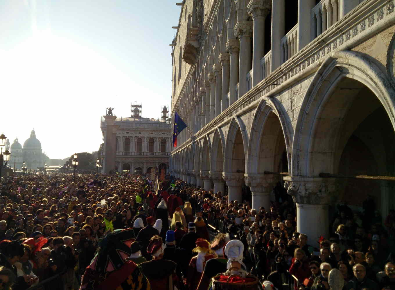 Menschenmenge auf dem Markusplatz